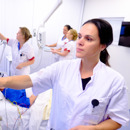 Vrouw tikt op scherm